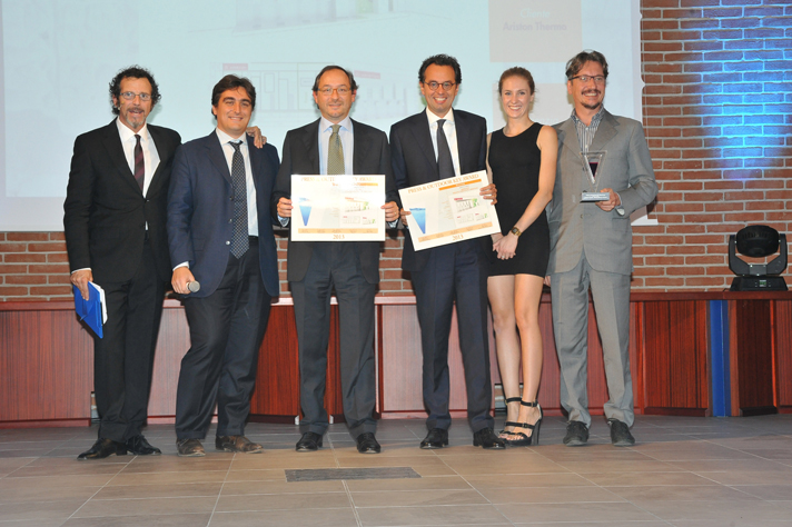 Momento de la entrega del premio a Ariston