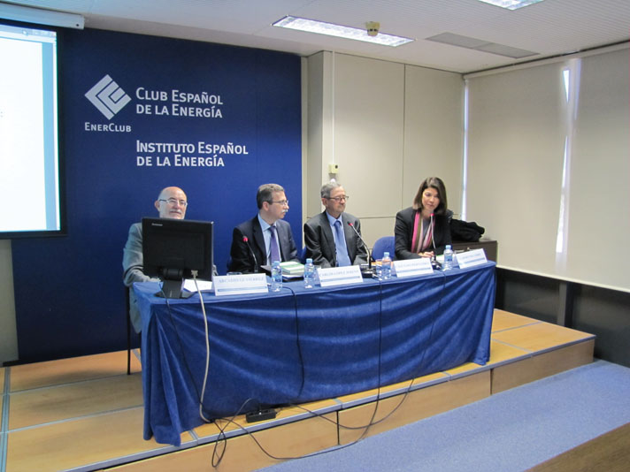 Arcadio Gutiérrez Zapico, director general Club Español de la Energía; Carlos López Jimeno, director general de Industria de la Comunidad de Madrid; Cayetano Hernández, autor del libro, y Carmen Becerril Martín, directora Internacional del Grupo Acciona