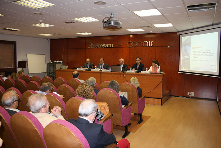 De izquierda a derecha, Gonzalo Echagüe, Presidente Cofis, José María de la Fuente, Presidente de Asefosam Javier Cornejo, Manuel Obispo (Asefosam) y Araceli Caballero, Directora Ediciones Experiencia