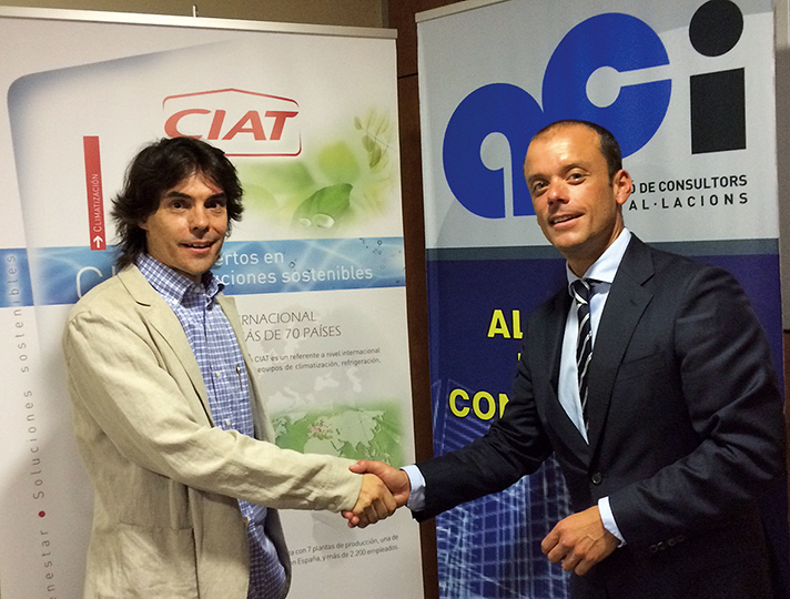 El Vicepresidente de ACI, Associació de Consultors d´Instal-laciones, Xavi Martínez, y el Delegado Comercial de CIAT de la Zona Noreste, en la firma del acuerdo