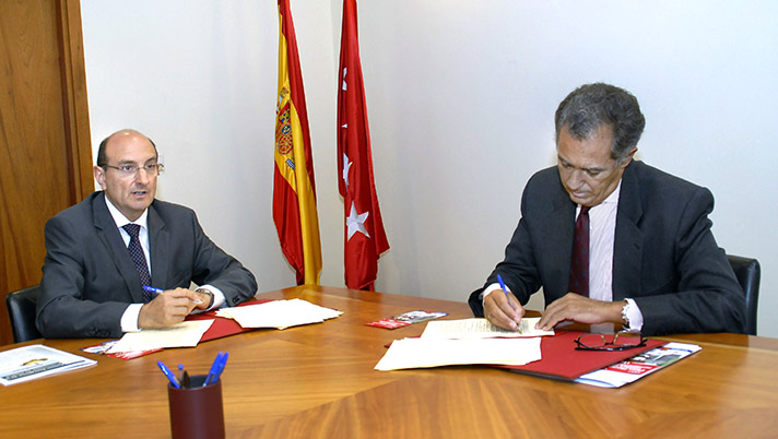 El Consejero de Economía y Hacienda, Enrique Ossorio (derecha), y el presidente de AEFYT, Roberto Solsona, en el momento de la firma