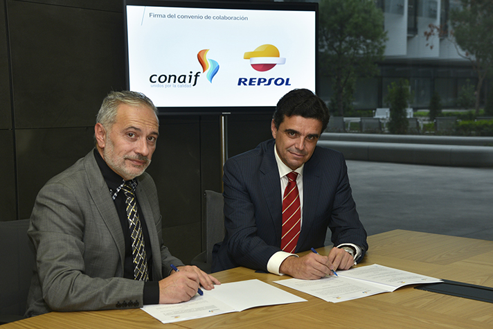 De izquierda a derecha: Esteban Blanco Serrano, presidente de Conaif, y Francisco Javier Gutiérrez Bucero, director de Construcción y Mantenimiento de Instalaciones de GLP de Repsol