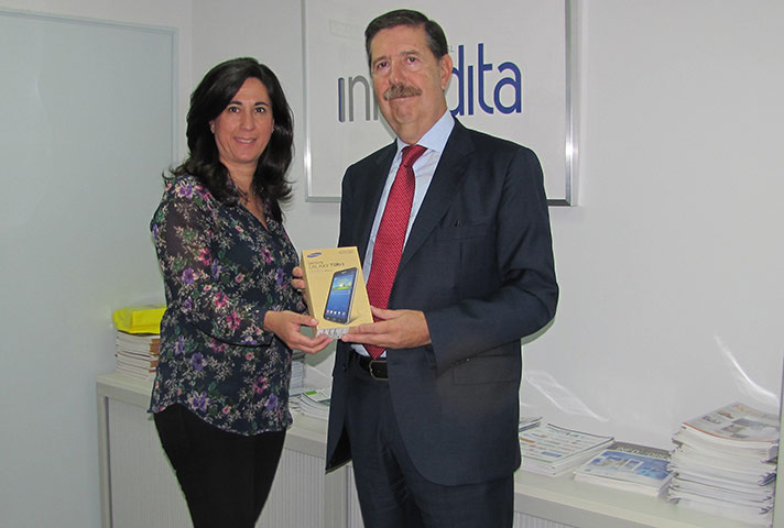 Mar Cañas, editora de Infoedita, entrega la tablet al suscriptor José Francisco Gómez