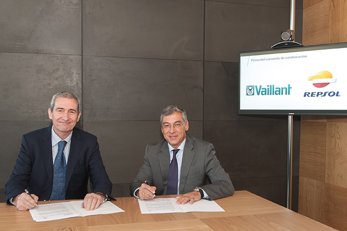 Un momento de la firma del acuerdo entre Repsol y Vaillant