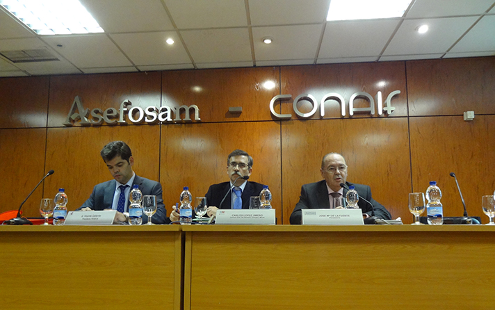 Vicente Gallardo (Fegeca), Carlos López Jimeno, director general de Industria, Energía y Minas de la CAM y José María de la Fuente (Asefosam)