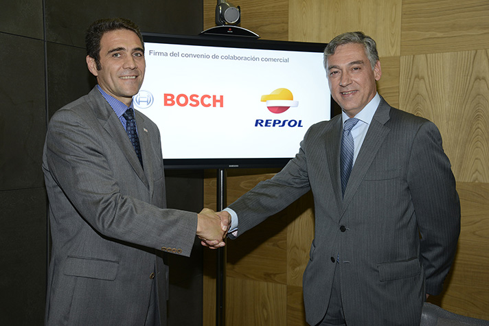 Momento de la firma del acuerdo entre Repsol y el Grupo Bosch