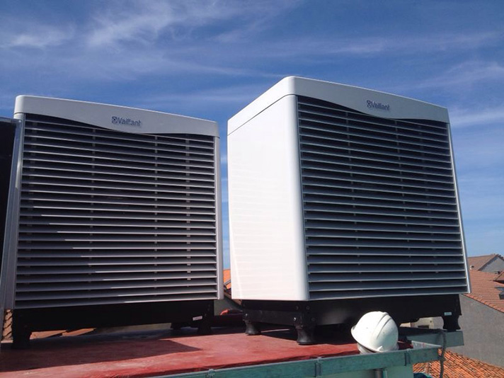 La instalación de la bomba de calor aire-agua es de la marca Vaillant 