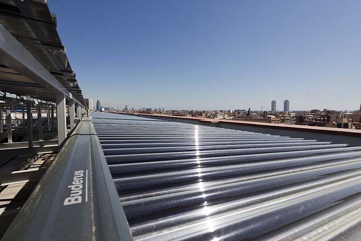 El sistema solar Logasol SKR de Buderus ayudar a lograr un mayor rendimiento, aumentar la eficiencia y permite el aprovechamiento de la energía solar 