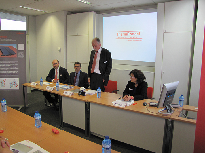 Una imagen del acto de presentación de ThermProtect, con Jürgen Gerhardt, Gerente de Viessmann