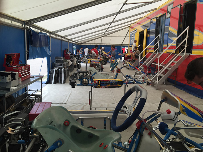 Imagen de las carpas climatizadas para el campeonato de karts de España y de Europa