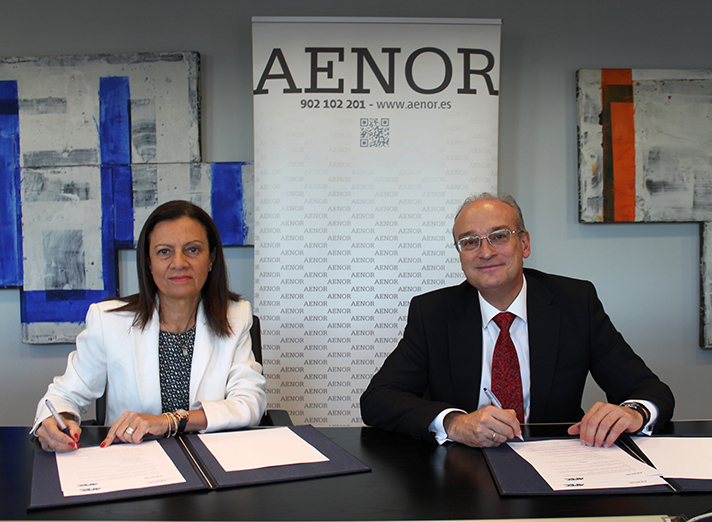 El Director General de AENOR, Avelino Brito y la Directora General de AFEC, Pilar Budí, en la firma del acuerdo