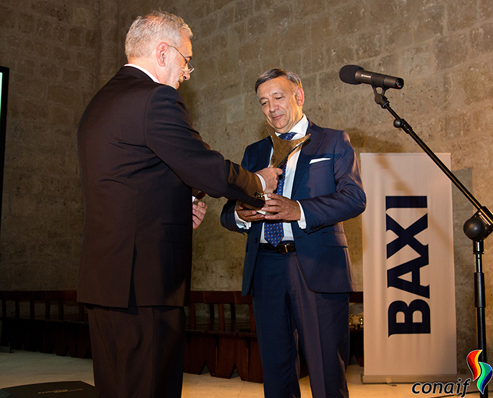 Santiago Zapata recibe el premio de manos del presidente de Conaif, Esteban Blanco