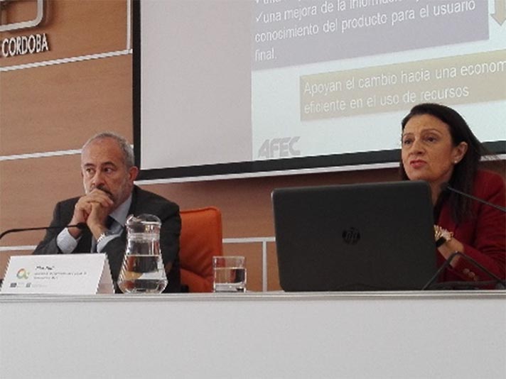 Pilar Budí, derecha, y Manuel Herrero, de AFEC, durante la Jornada