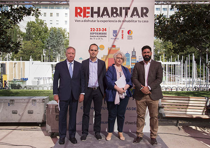 De izq. a dcha, el Presidente del Comité Ejecutivo de IFEMA, Clemente González Soler; el Concejal del Área de Desarrollo Urbano Sostenible del Ayuntamiento de Madrid, José Manuel Calvo, y su Asesora, Pilar Pereda, y el Director de Rehabitar, Raúl Calleja