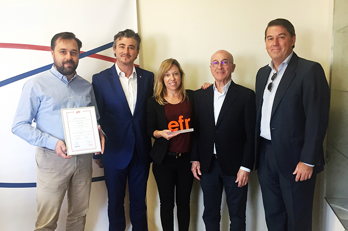 El staff de Arco recibiendo la certificación de empresa familiarmente responsable