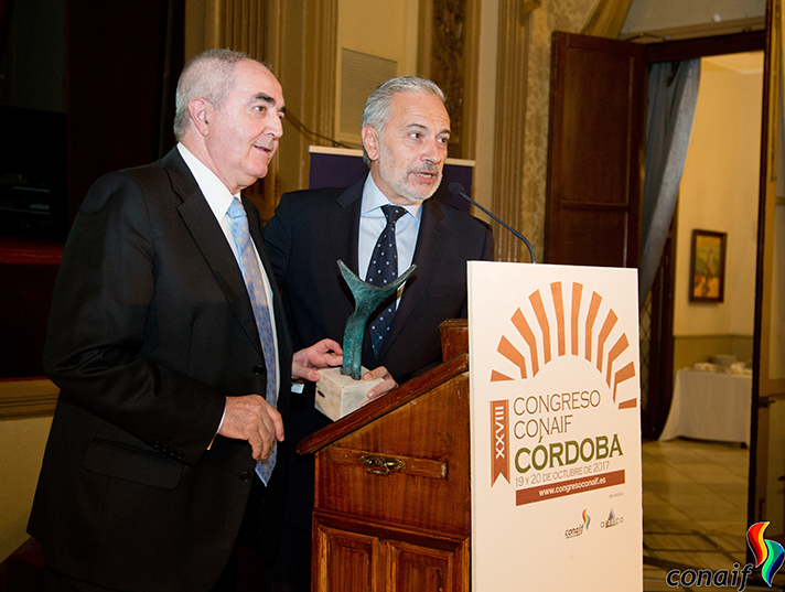 Manuel Rodríguez Chesa, a la izquierda, recibiendo el Premio Manuel Laguna de manos de Esteban Blanco, presidente de Conaif