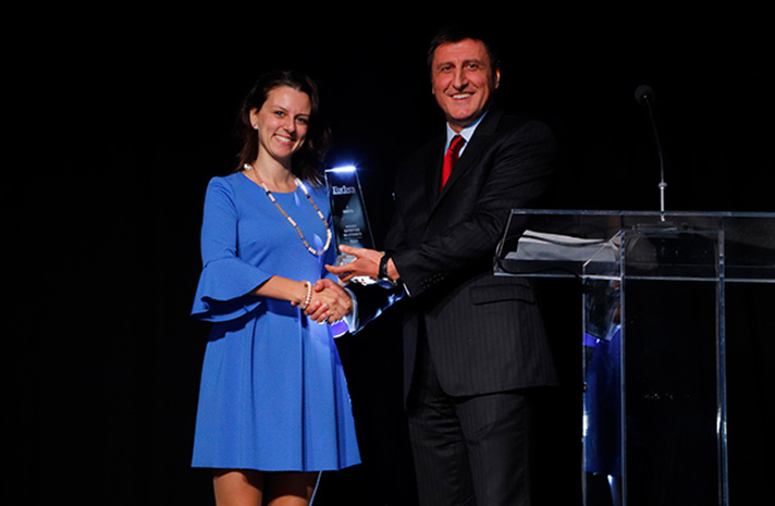 Galena Simova, Directora internacional de Marketing de Tesy, recoge el premio Forbes Business Awards en la categoría de Calidad de Producto