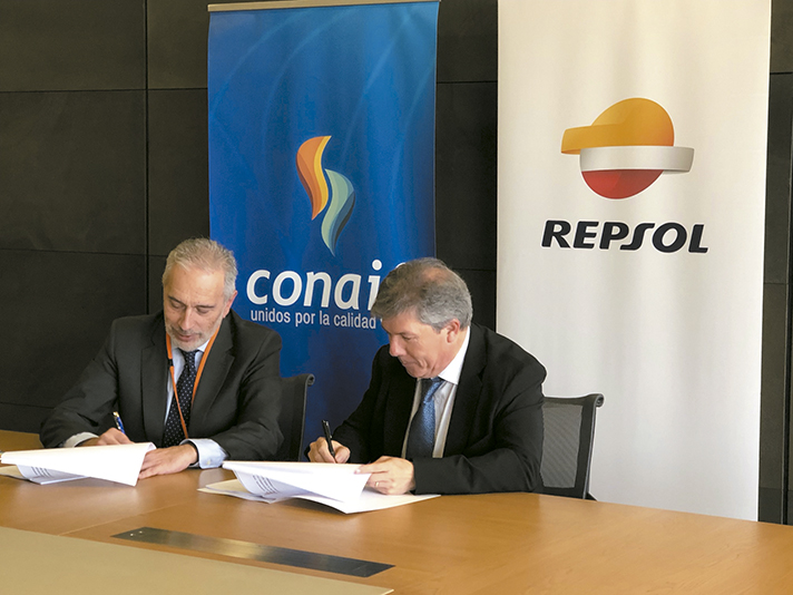 El presidente de Conaif, Esteban Blanco y el subdirector de Ventas de Repsol Butano, Joaquín Garrote