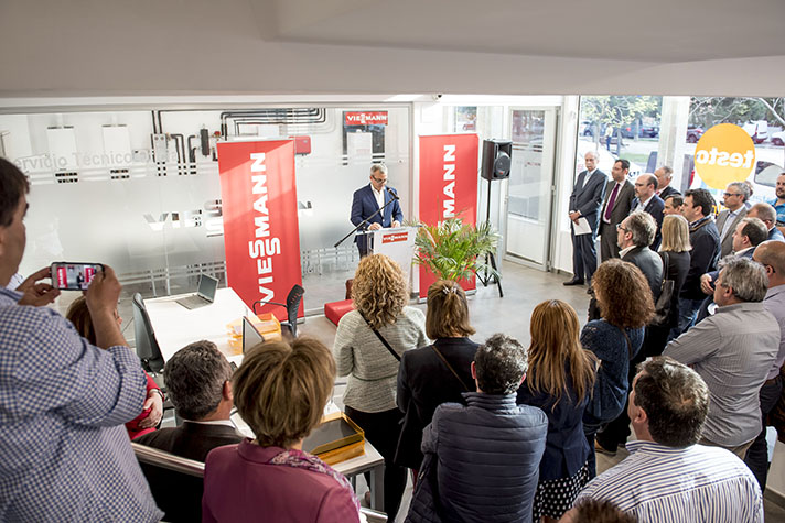 El Director General de Viessmann España y Portugal, Jürgen Gerhardt, se dirige a los asistentes al evento