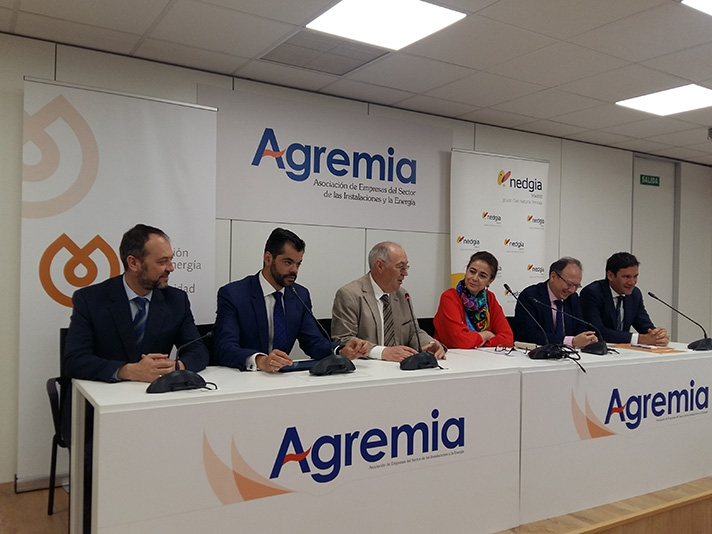 Momento de la firma del acuerdo en la sede de Agremia