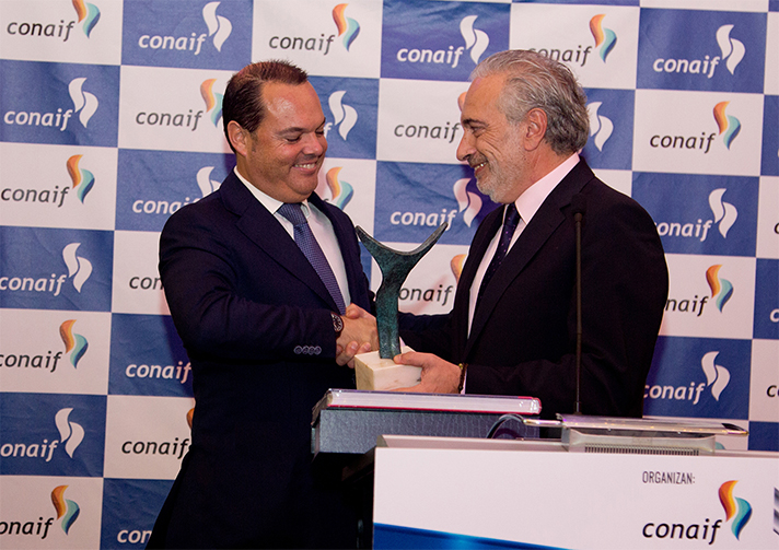 Jordi Mestres, Director General de Baxi, recibe el premio de manos de Esteban Blanco, presidente de Conaif