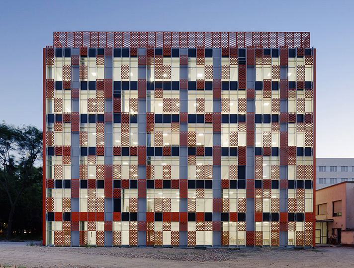 El edificio cuenta con un diseño completamente integrado con su entorno