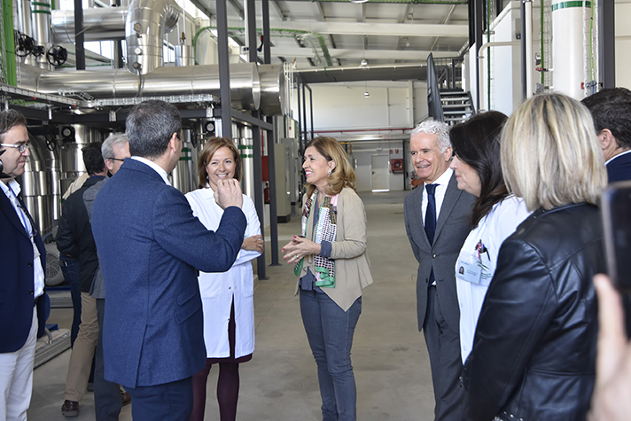 La delegada de Salud y Familias, María Jesús Botella, y la directora gerente del hospital, Valle García, en la visita a las nuevas instalaciones