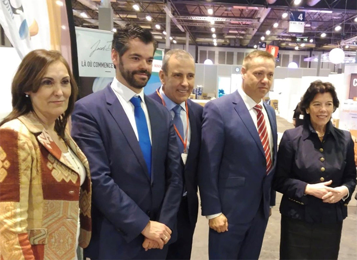 La Ministra de Educación, Isabel Celáa, junto a Francisco Alonso, presidente de Conaif; Jaume Alcaide, vicepresidente de Conaif; Vicente Gallardo, director de Ventas Bosch Termotecnia España y Clara Sanz, directora General de Formación profesional