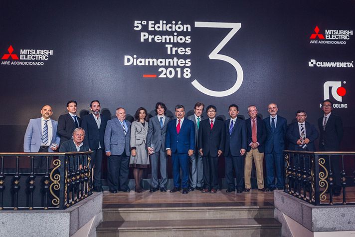 Foto de los premiados, equipo de Mitsubishi Electric y jurado de los premios