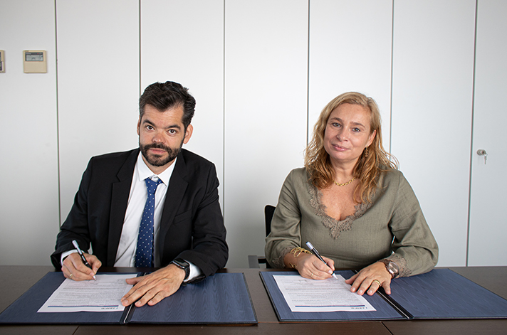 El presidente de Fegeca, Vicente Gallardo, y la directora de Formación de AENOR, Susana Lozano, durante la firma