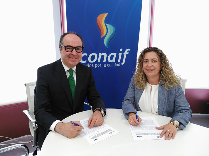 Ignacio Abati, de Ista, y Ana María Gascó, de Conaif, durante la firma del acuerdo