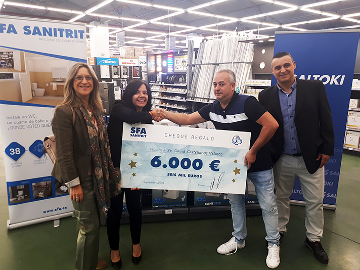 David Castellanos, de la empresa madrileña Ruda Fontaneros, S.L., recogiendo el premio