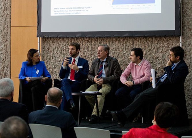 Mesa de debate con Pilar Budí, Directora General de AFEC, en la que participaron, Santiago González Herraiz de IDAE, Alex Maymo de Soler & Palau, Simone Alessandri de eu.bac y Javier Rey, Catedrático de Ingeniería Térmica de la Universidad de Valladolid