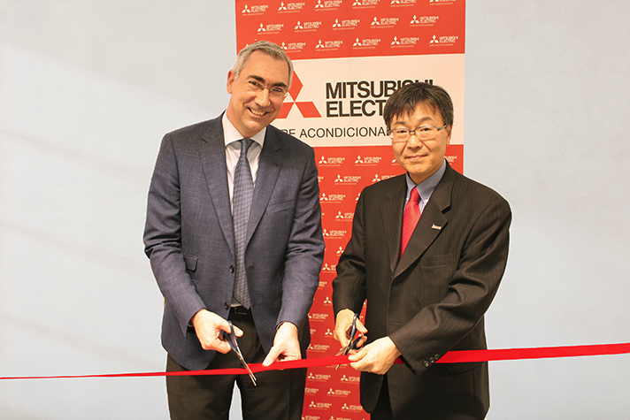 Raúl Antón y Masami Kusano cortando la cinta de la inauguración