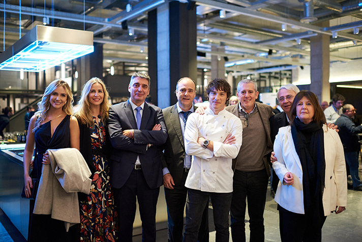Jordi Cruz, el y mediático chef del restaurante Abac, junto a los directivos de Frigicoll