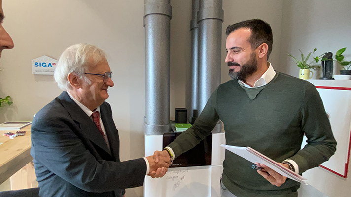 Josep Castellà, director técnico y Responsable del Negocio de Sistemas Alta Eficiencia de Zehnder en España, recibe la certificación de la mano de Wolfgang Feist, director del Passive House Institute