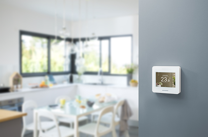 Wiser Home Touch integra todo el sistema Wiser, permitiendo controlar todos los dispositivos de una vivienda inteligente de forma intuitiva y cómoda, desde el sistema de iluminación y las persianas, hasta la calefacción