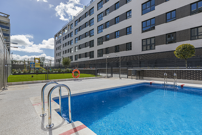 El inmueble, ubicado en Villaverde (Madrid), suma casi cien viviendas además de piscina y zonas comunes interiores y exteriores