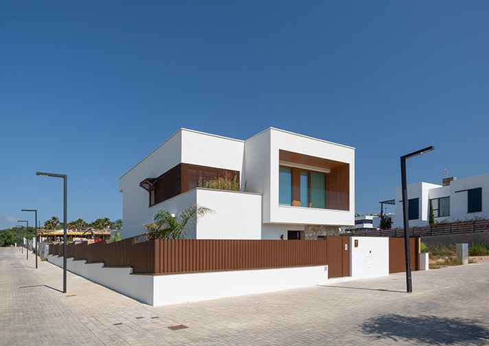 La vivienda, proyectada por el estudio de arquitectura Sergi Gargallo, se encuentra en una zona de nuevo desarrollo urbanístico de Sitges
