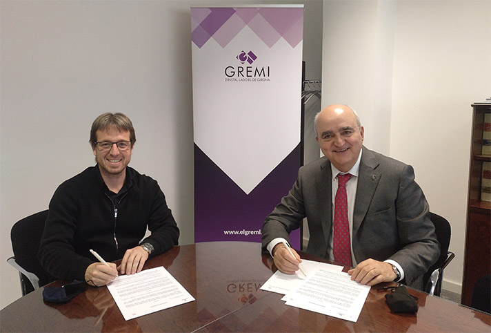 Momento de la firma del acuerdo entre Salvador Escoda y el Gremi de Girona