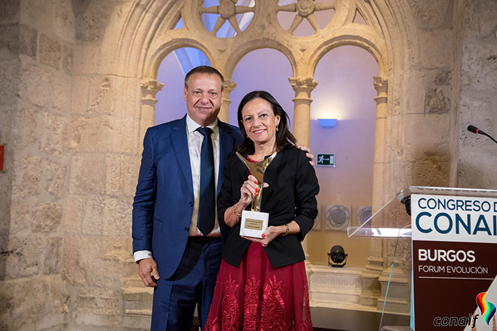 Pilar Budí recibió el premio de manos del presidente de CONAIF, Francisco Alonso
