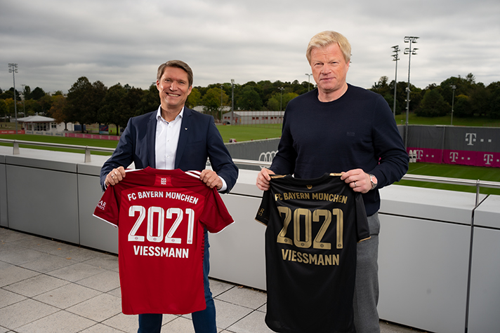Thomas Heim, Director de Ventas y Marketing de Viessmann, y Oliver Kahn, director general del FC Bayern, en la firma del acuerdo
