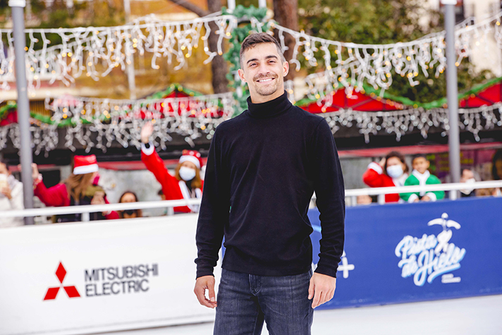 El patinador protagoniza una exhibición exclusiva en la pista de hielo, situada en la Plaza de Colón en Madrid