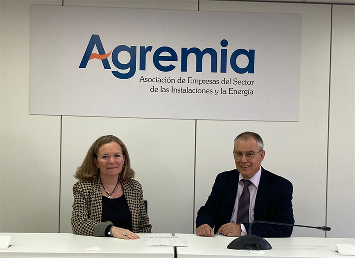 Isabel Reija, CEO y fundadora de Barter, y Emiliano Bernardo, presidente de Agremia, en la firma del acuerdo