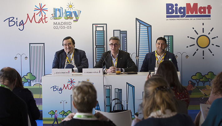 De izquierda a derecha, Jesús Prieto, director general del Grupo BigMat, Pedro Viñas, presidente del Grupo BigMat, Javier García González, miembro del consejo de administración del Grupo BigMat