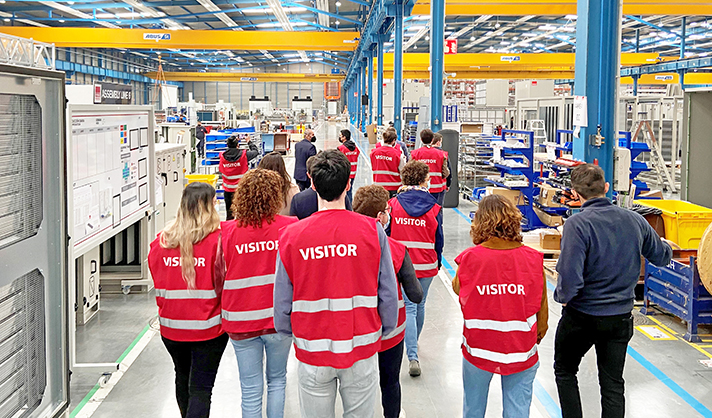 La compañía abre las puertas de su planta de producción para recibir a estudiantes de la Universidad de Valladolid