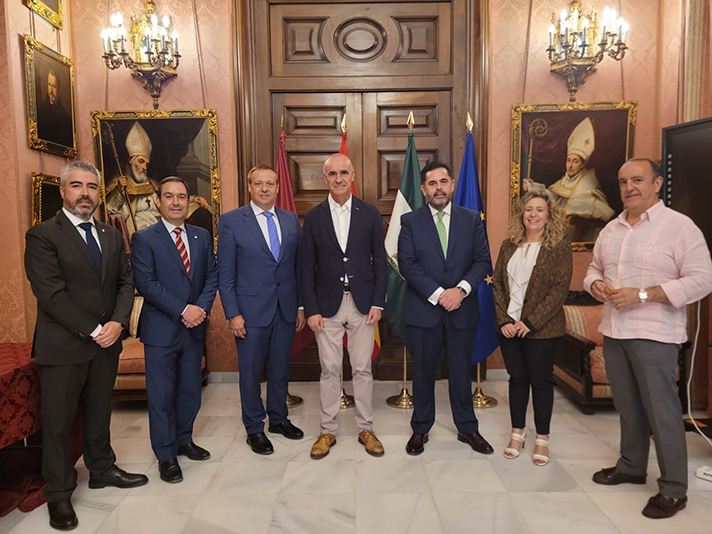 De izquierda a derecha, Antonio Méndez (Epyme), Manuel de Elías (Epyme), Francisco Alonso (Conaif), Antonio Muñoz (alcalde de Sevilla), José Antonio Vizcaíno (Epyme), Ana María García (Conaif) y el teniente de alcalde de Sevilla, Fco. Javier Páez