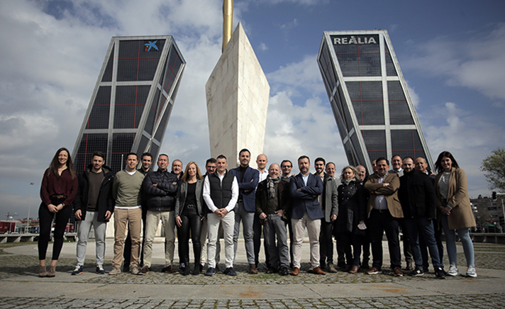 Parte del equipo Zehnder Group Ibérica junto a las nuevas oficinas de la multinacional en el Paseo de la Castellana de Madrid