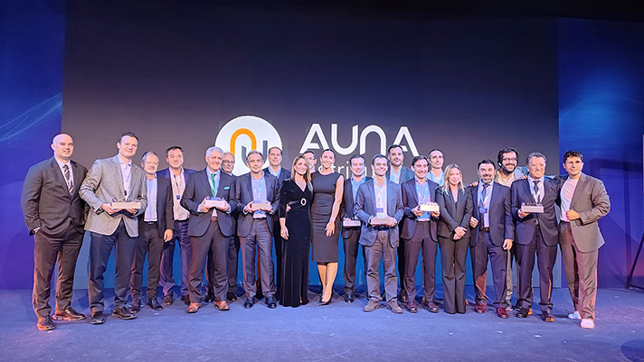 Foto de todos los premiados en el evento de AUNA