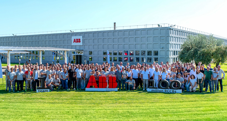 ABB reduce 720 toneladas de CO₂ al año en su fábrica de Santa Palomba mediante renovables y eficiencia energética